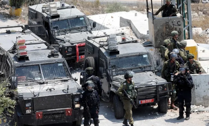 Kolonët izraelitë rrethojnë shtëpitë palestineze në Bregun Perëndimor, reagon IDF