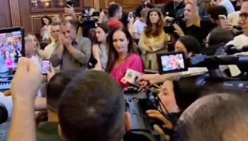 Konflikt fizik mes deputetëve të Vetëvendosjes, PDK-së dhe AAK-së