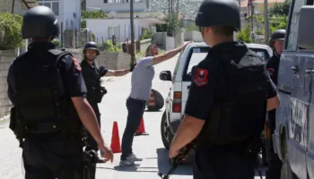 Kontrolle “blic” në Tiranë e Krujë, arrestohen 2 persona! Bllokohet një makinë luksoze, kapen armë e drogë