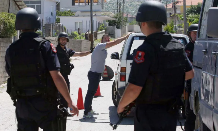 Kontrolle “blic” në Tiranë e Krujë, arrestohen 2 persona! Bllokohet një makinë luksoze, kapen armë e drogë