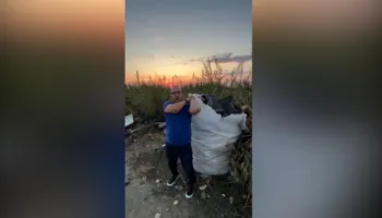 Korreshi publikon videon me thesin e plehrave në krah dhe nuk i kursen thumbat: E ka sjellë Bashkia e Lushnjës për…