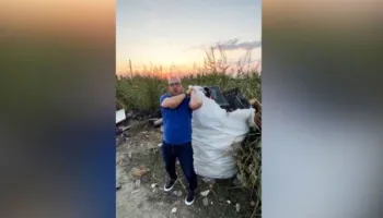 Korreshi publikon videon me thesin e plehrave në krah: E ka sjellë Bashkia e Lushnjës për Vit të Ri
