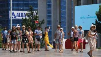 Korriku, “boom” lëvizjesh turistike/ Mbi 2 milionë pasagjerë nga deti dhe ajri