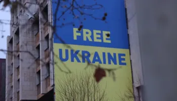 Kosova heq flamurin e Ukrainës pas deklaratës së Zelenskyt, reagon edhe Shqipëria: Heqja e paraleleve, e gabuar!