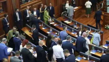 Kosovë, deputetët e PDK mblidhen në Kuvend, LDK dhe AAK thirrje Kurtit që të thërrasë sonte seancën e konstituimit e të mos shkelë Kushtetutën