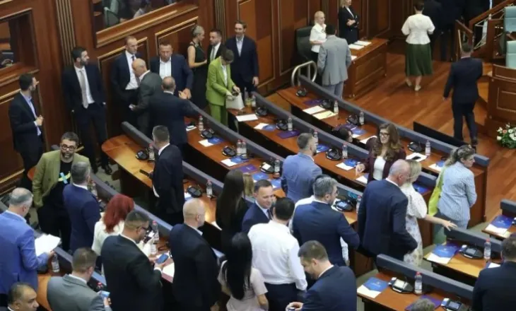 Kosovë, deputetët e PDK mblidhen në Kuvend, LDK dhe AAK thirrje Kurtit që të thërrasë sonte seancën e konstituimit e të mos shkelë Kushtetutën