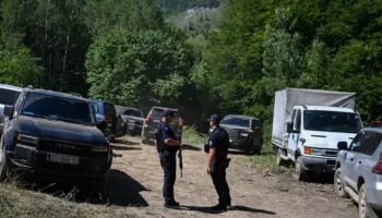 Kosovë, zbulohen 4 trupa në një varrezë masive në Zubin Potok, ministri i Sveçla shkon në vendngjarje