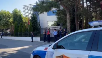 Kristjan Sterjo paraqitet në Gjykatën e Korçës, shoqërohet nga forca të shumta policie