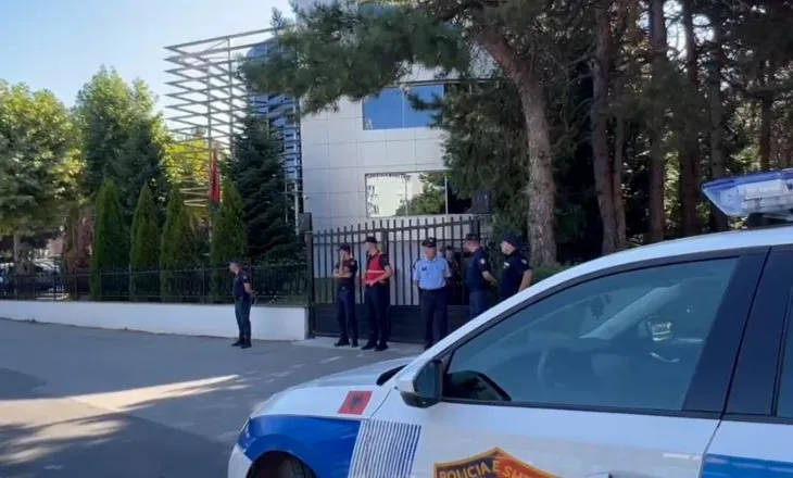 Kristjan Sterjo paraqitet në Gjykatën e Korçës, shoqërohet nga forca të shumta policie
