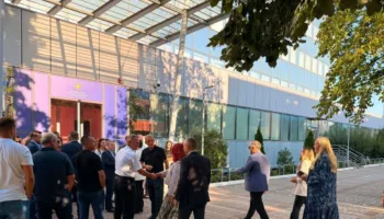 Kriza politike! PDK-ja për të gjashtën ditë bllokon hyrjen e Qeverisë: Kurti të kthehet në Kuvend
