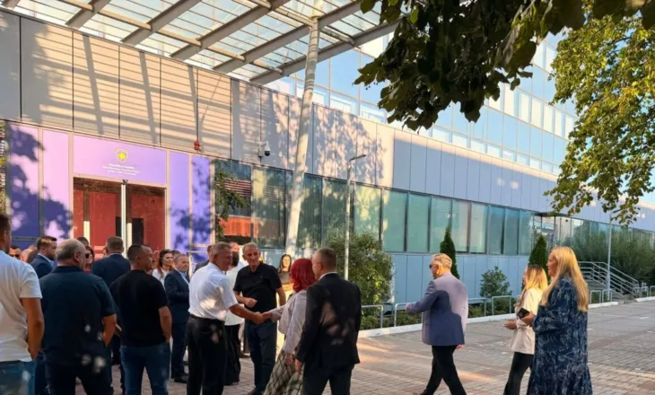 Kriza politike! PDK-ja për të gjashtën ditë bllokon hyrjen e Qeverisë: Kurti të kthehet në Kuvend