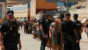 Kriza që ka futur në depresion BE-në! “Lufta” Sanchez-Meloni për Ceutën, Spanja vendos kontrolle kufitare edhe për fluturimet e anijet nga Italia