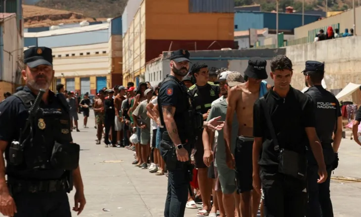 Kriza që ka futur në depresion BE-në! “Lufta” Sanchez-Meloni për Ceutën, Spanja vendos kontrolle kufitare edhe për fluturimet e anijet nga Italia