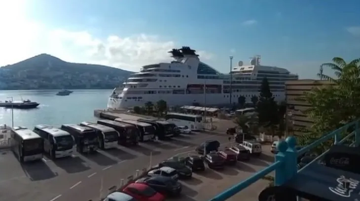 Kroçera “Seabourn Quest” ankorohet në Sarandë, 500 turistë vizitojnë Ksamilin dhe Butrintin dhe “Syrin e Kaltër”