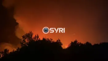 Kruja vijon ‘digjet’, betejë me flakët nga terreni dhe ajri për shuarjen e zjarrit