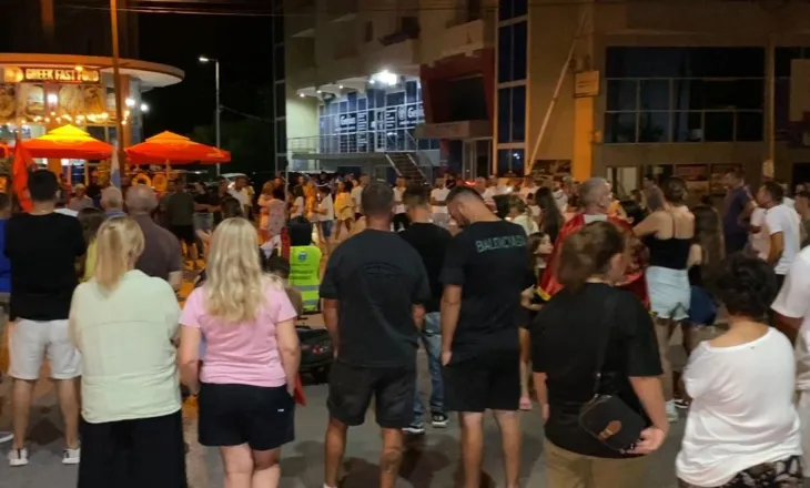 “Kryebashkiaku të japë dorëheqjen”/ Divjaka në protestë, qytetarët kundër propozimit të PS për shkrirjen e bashkisë