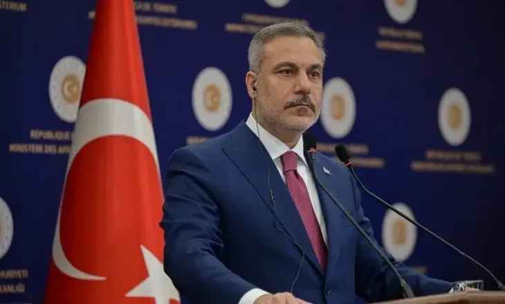 Kryediplomati turk Fidan: Sulmet izraelite kërcënojnë stabilitetin e Sirisë