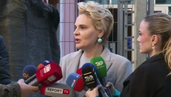 Kryemadhi ironizon deklaratën e Berishës: Me barrë nuk ngel…