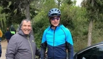 Kryeministri grek Mitsotakis përfshihet në aksident, rrëzohet nga biçikleta dhe përfundon në spital!