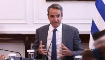 Kryeministri grek rrëzohet nga biçikleta, përfundon në spital