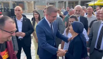 Kryeministri i Maqedonisë së Veriut në Pustec, nuk ekzekutohet himni shqiptar. Kolefski kërkon ndjesë