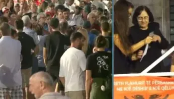 “Kryeministri të japë dorëheqje”/ Bashkëshortja e poetit të ekzekutuar fjalim në protestë: Komunizmi më la pa familje..