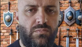 Kryendrituri tërhiqet nga protesta: Mikrofoni komandohet nga uzurpatorët, protestuesit kërcënohen