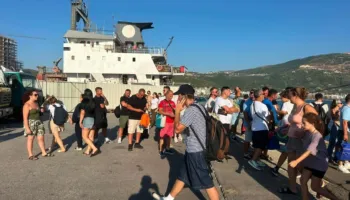 Kthehen emigrantët, por nuk mungojnë…/ Fluks mbërritjesh në Portin e Vlorës, 1100 pasagjerë dhe 350 automjete