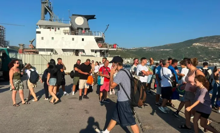 Kthehen emigrantët, por nuk mungojnë…/ Fluks mbërritjesh në Portin e Vlorës, 1100 pasagjerë dhe 350 automjete