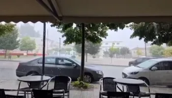 Kthesa e fortë e motit në jug, reshje të dendura shiu në Sarandë! Uji vërshon nëpër rrugë