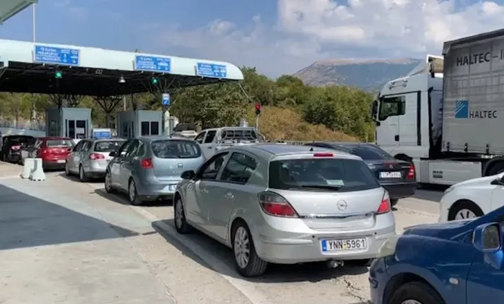 Kthimi i emigrantëve rrit lëvizjet në kufi, mbi 10 mijë shtetas kalojnë kufirin e Kakavijës në 24 orë