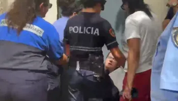 ‘Ku të fle sonte?’ Shkojnë t’i nxjerrin me forcë nga banesa ku jetonin prej 30 vitesh? Gratë përplasen me policinë