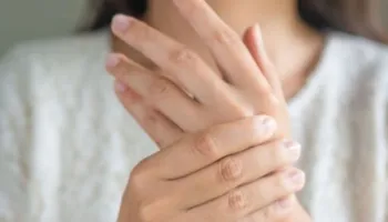 Kujdes! Këto shenja në duar sinjalizojnë se tiroidja nuk po funksionon siç duhet