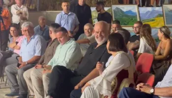 Kundërshtoi ndarjen territoriale, kryebashkiaku i Selenicës përballet me Ramën në festën e fshatit Vajzë