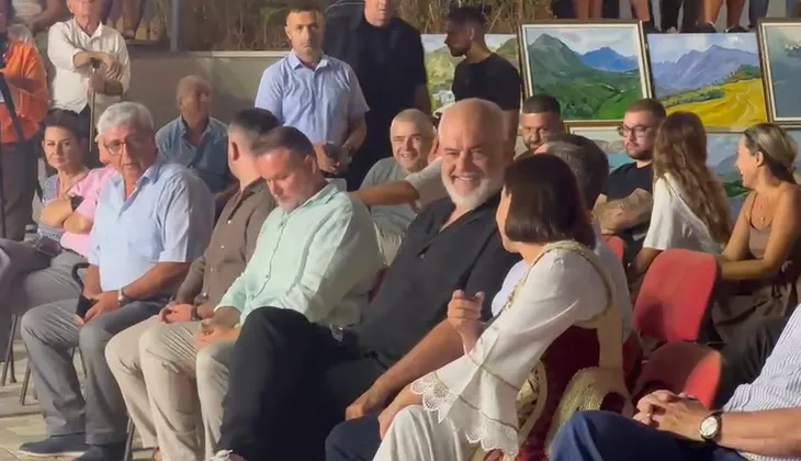 Kundërshtoi ndarjen territoriale, kryebashkiaku i Selenicës përballet me Ramën në festën e fshatit Vajzë