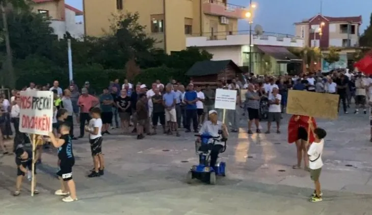 Kundërshtojnë shkrirjen e bashkisë, banorët e Divjakës për të pestën ditë në protestë