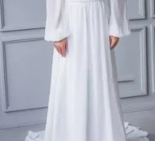 Kur një femër vesh një fustan të bardhë?