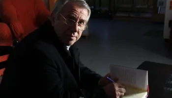 Kur qielli vishet me hije, “Eklipsin Pres” nga Skënder Rusi