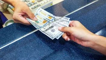 Kursi i këmbimit, sa shiten dhe blihen euro, dollari dhe monedhat e tjera sot