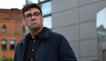Kurth për kryeministrin britanik? “Politico”: Burnham shkëmbeu mesazhe me personin që hiqej si shefja e stafit të Trump