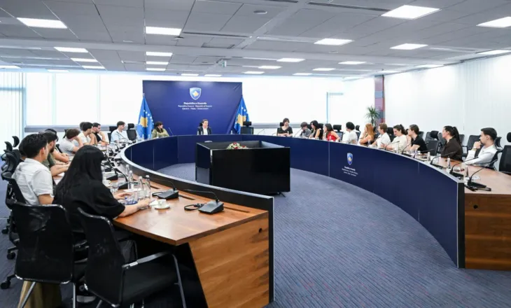Kurti pret në takim rreth 25 studentë nga mërgata
