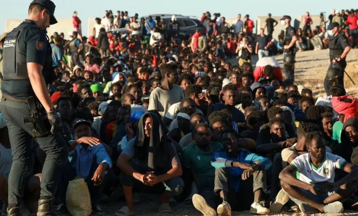 Kush mban përgjegjësi për fluksin e lartë të emigrantëve afrikanë në Ceuta?