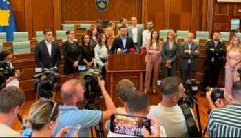Kuvendi i Kosovës në pikën e thyerjes, deputetët kalojnë në përplasje fizike, ngërçi politik thellohet pas skadimit…