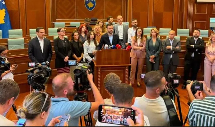 Kuvendi i Kosovës në pikën e thyerjes, deputetët kalojnë në përplasje fizike, ngërçi politik thellohet pas skadimit…