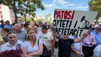 “Ky është plan shpopullimi”/ Protesta e qytetarëve në Patos, deputetja Haxhiu: Këta na kanë ndarë në të majtë e të…