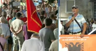 “Ky fluturon me helikopter, është sulltan”/ I moshuari në revoltë: Parlamenti është i turpit, të gjithë janë komunistë
