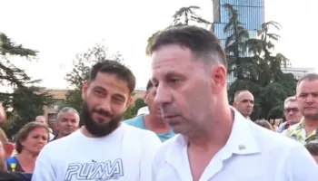 “Ky kryeministër është i rrezikshëm për Shqipërinë”/ Diaspora në protestën e 63-të në Tiranë: Të zhduken Rama dhe…