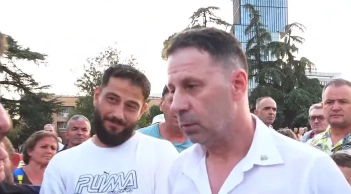 “Ky kryeministër është i rrezikshëm për Shqipërinë”/ Diaspora në protestën e 63-të në Tiranë: Të zhduken Rama dhe…