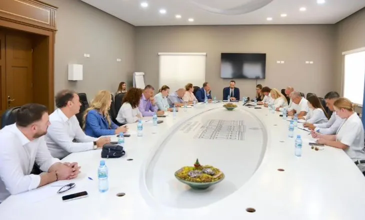 Lamallari mbledh prefektët e 12 qarqeve, përcjell porositë e Ramës: Komunikim më i shpejtë dhe zgjidhje konkrete për qytetarët