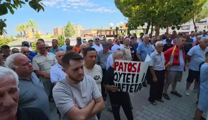 “Larg duart nga Patosi”, qytetarët protestojnë kundër bashkimit me Fierin